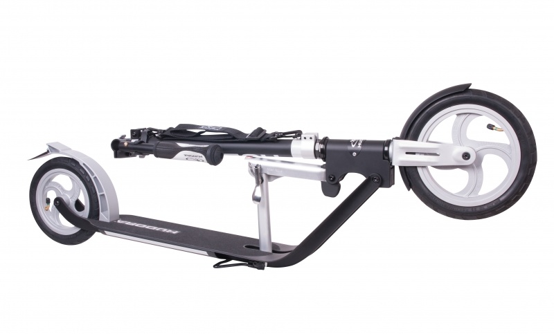 Самокат с большими надувными колесами HUDORA BigWheel Air 230 в сложенном виде Самокат с большими надувными колесами HUDORA BigWheel Air 230 в сложенном виде