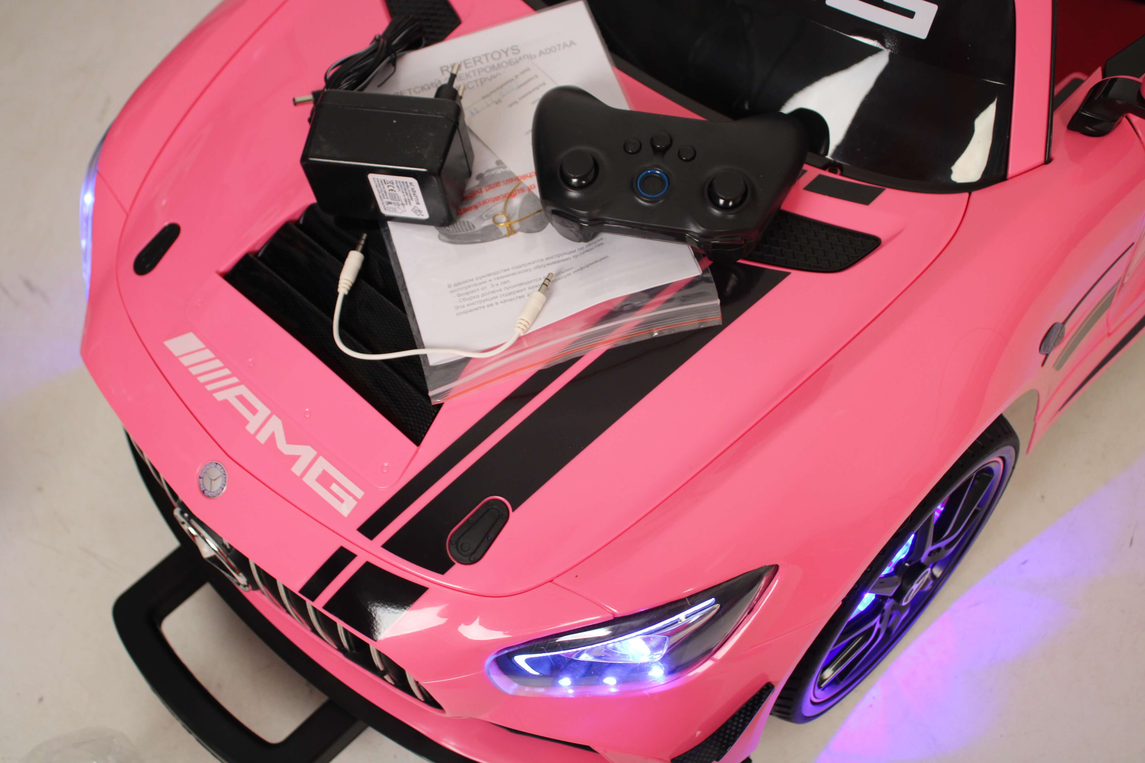 Комплектация электромобиля детского RiverToys Mercedes-Benz GT4 A007AA (лицензия) розового цвета Комплектация электромобиля детского RiverToys Mercedes-Benz GT4 A007AA (лицензия) розового цвета