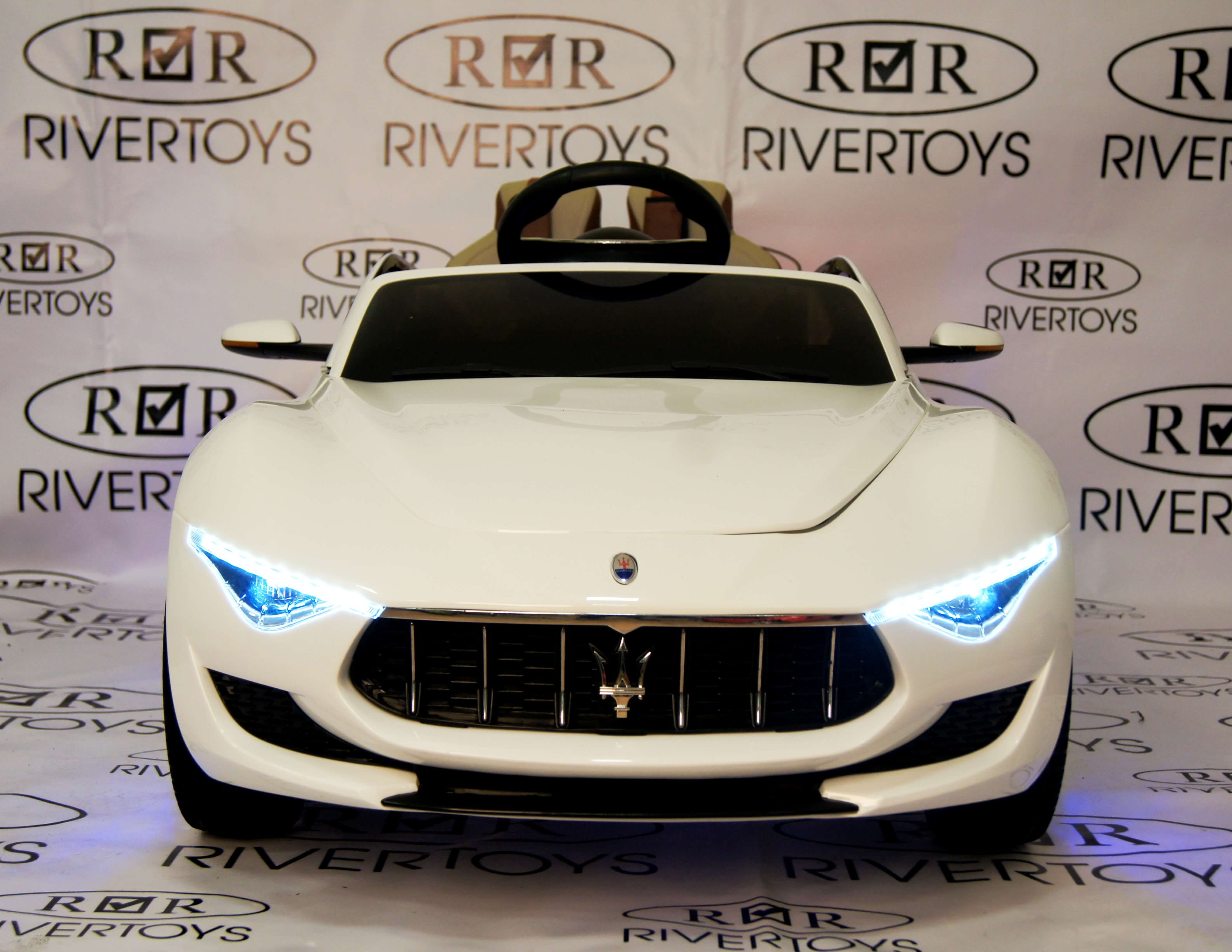 Электромобиль детский RiverToys Maserati A005AA (лицензия) белого цвета Электромобиль детский RiverToys Maserati A005AA (лицензия) белого цвета