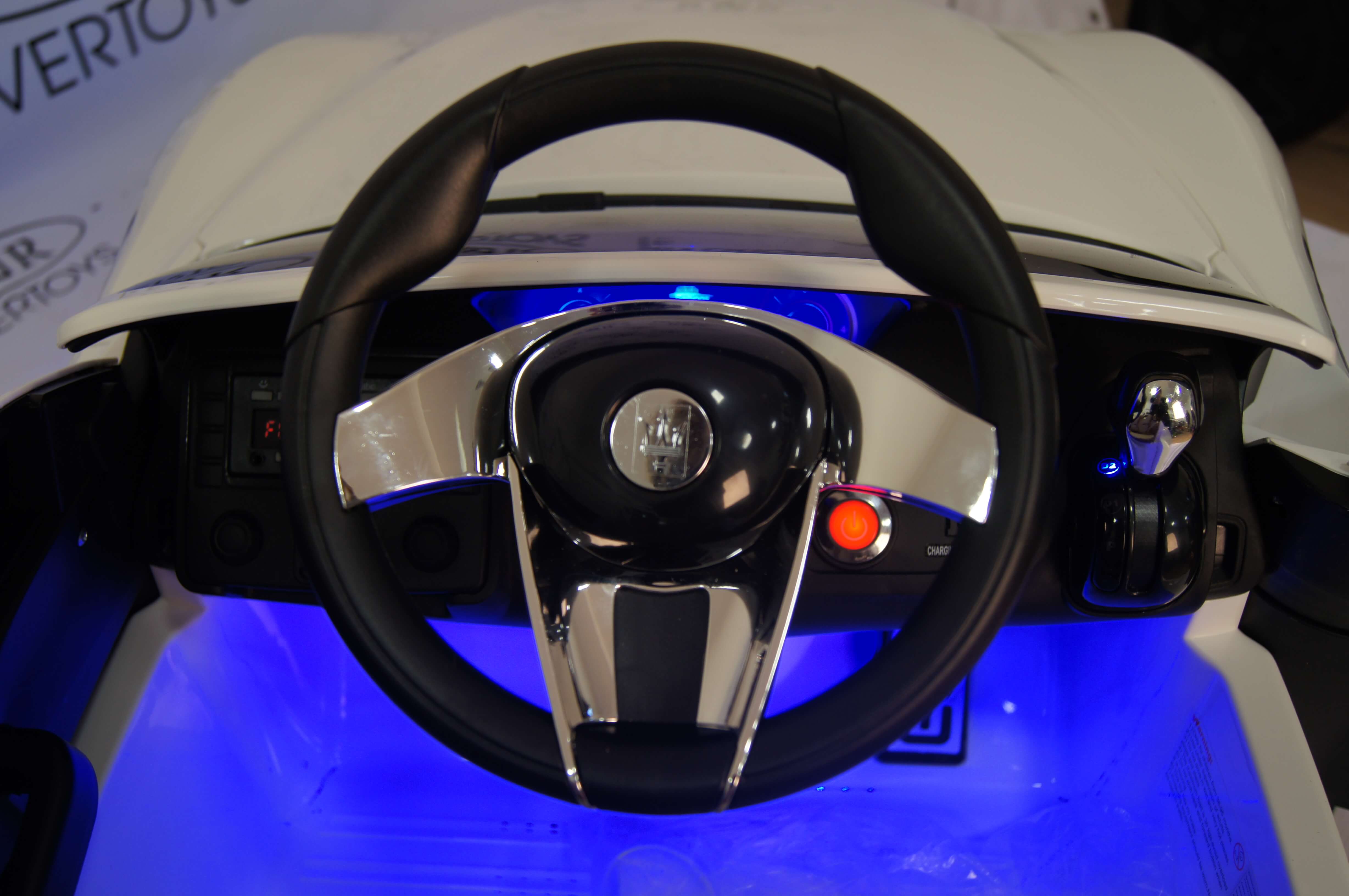 Руль детского электромобиля RiverToys Maserati A005AA (лицензия) белого цвета Руль детского электромобиля RiverToys Maserati A005AA (лицензия) белого цвета