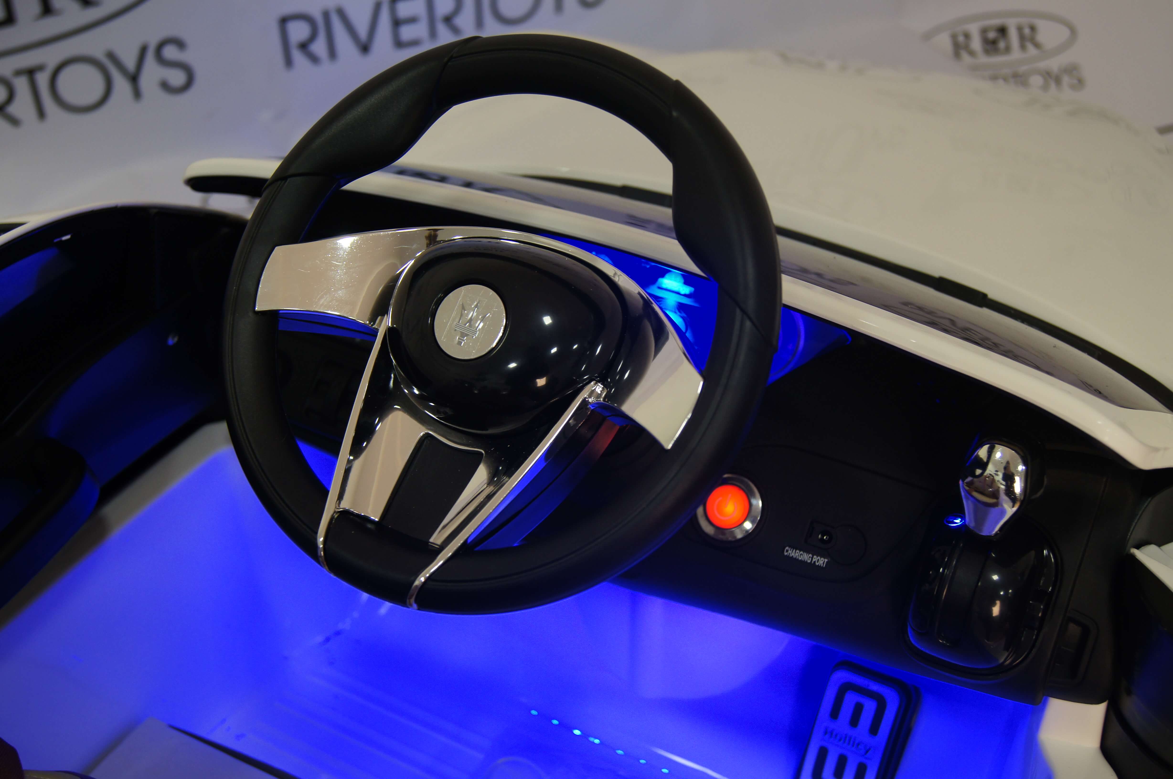 Руль и коробка передач детского электромобиля RiverToys Maserati A005AA (лицензия) белого цвета Руль и коробка передач детского электромобиля RiverToys Maserati A005AA (лицензия) белого цвета
