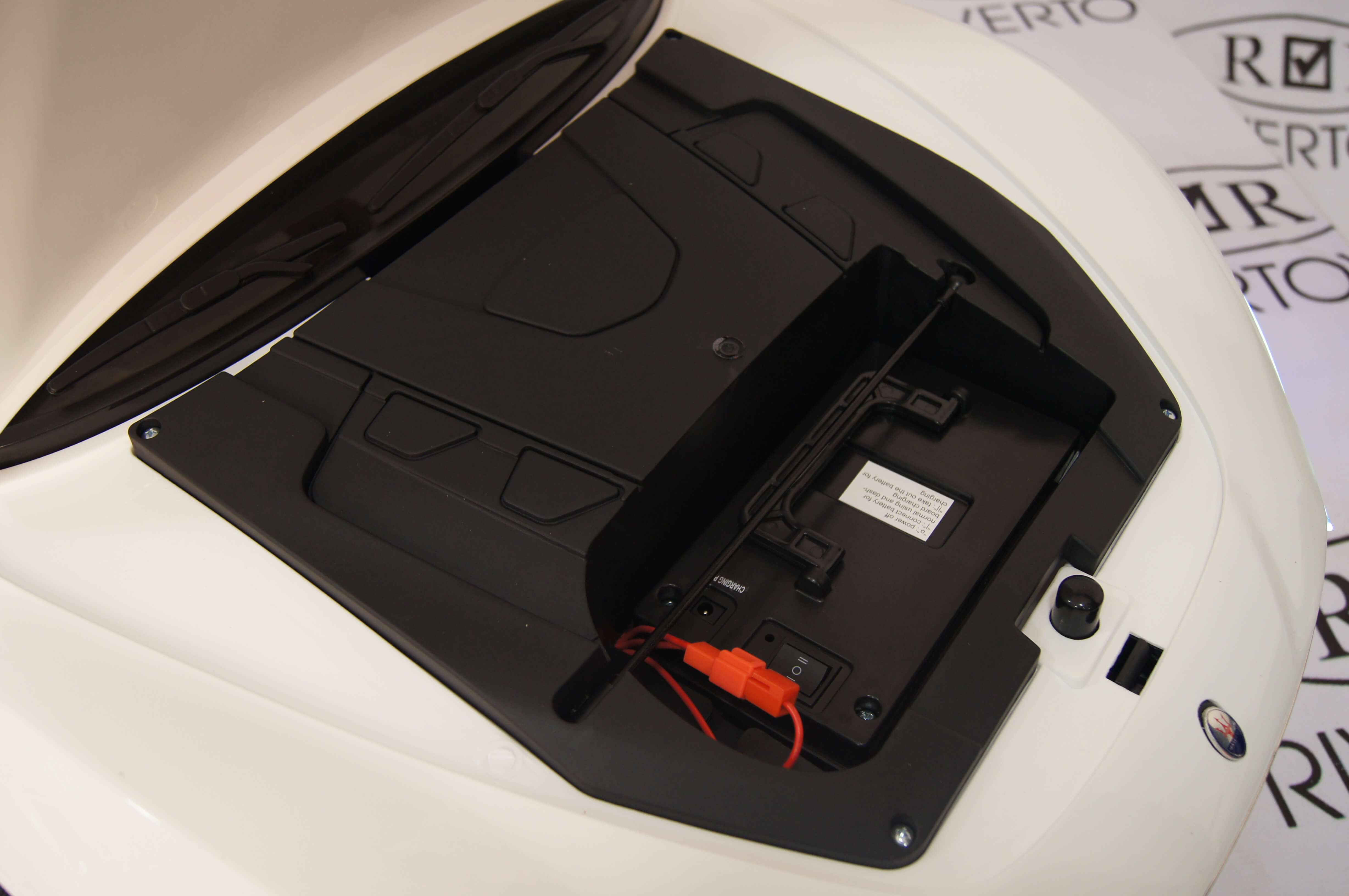 Капот и аккумулятор детского электромобиля RiverToys Maserati A005AA (лицензия) белого цвета Капот и аккумулятор детского электромобиля RiverToys Maserati A005AA (лицензия) белого цвета
