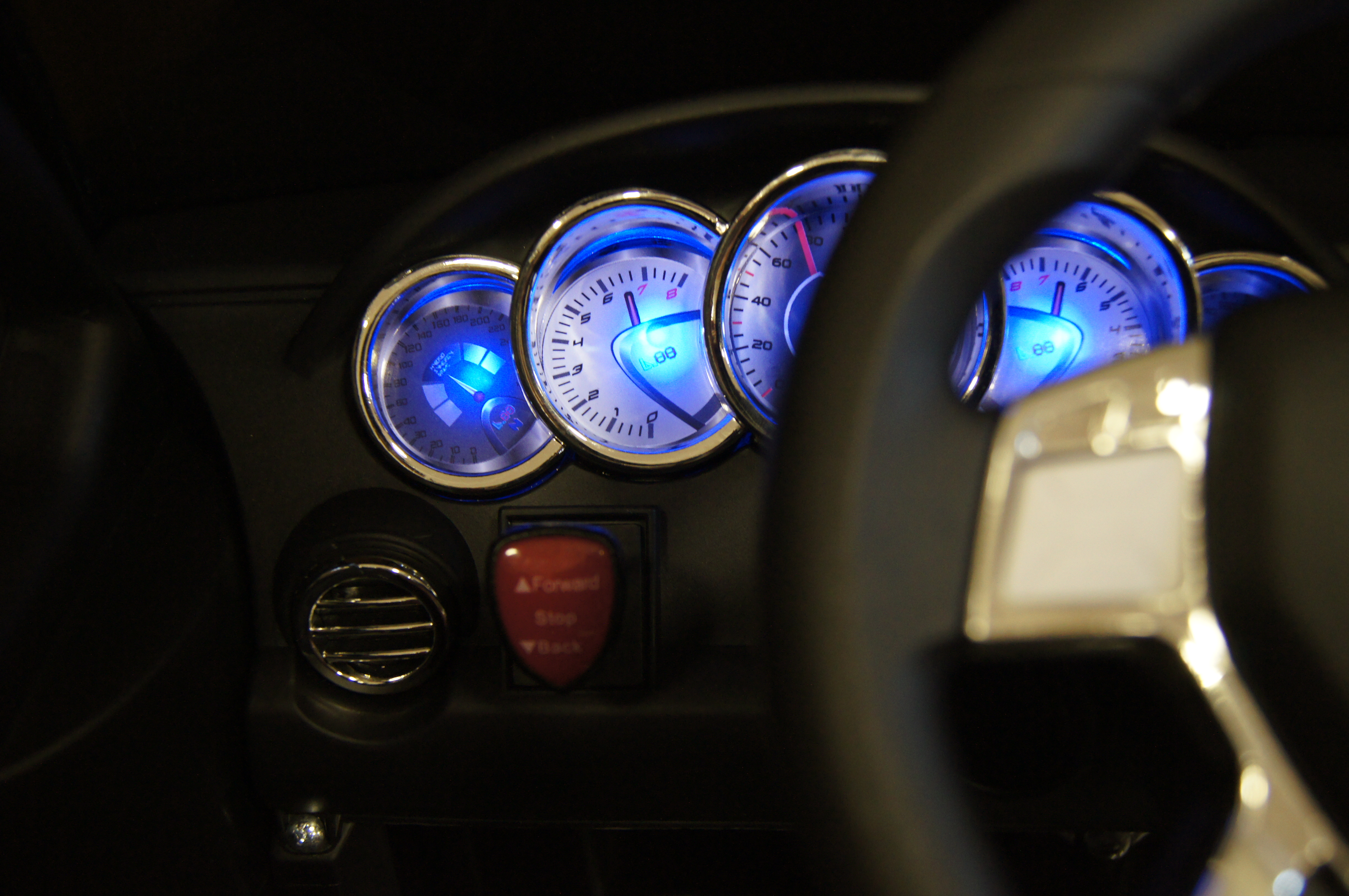 ������� �������� ������������� RiverToys Merc E333KX ������� �����
