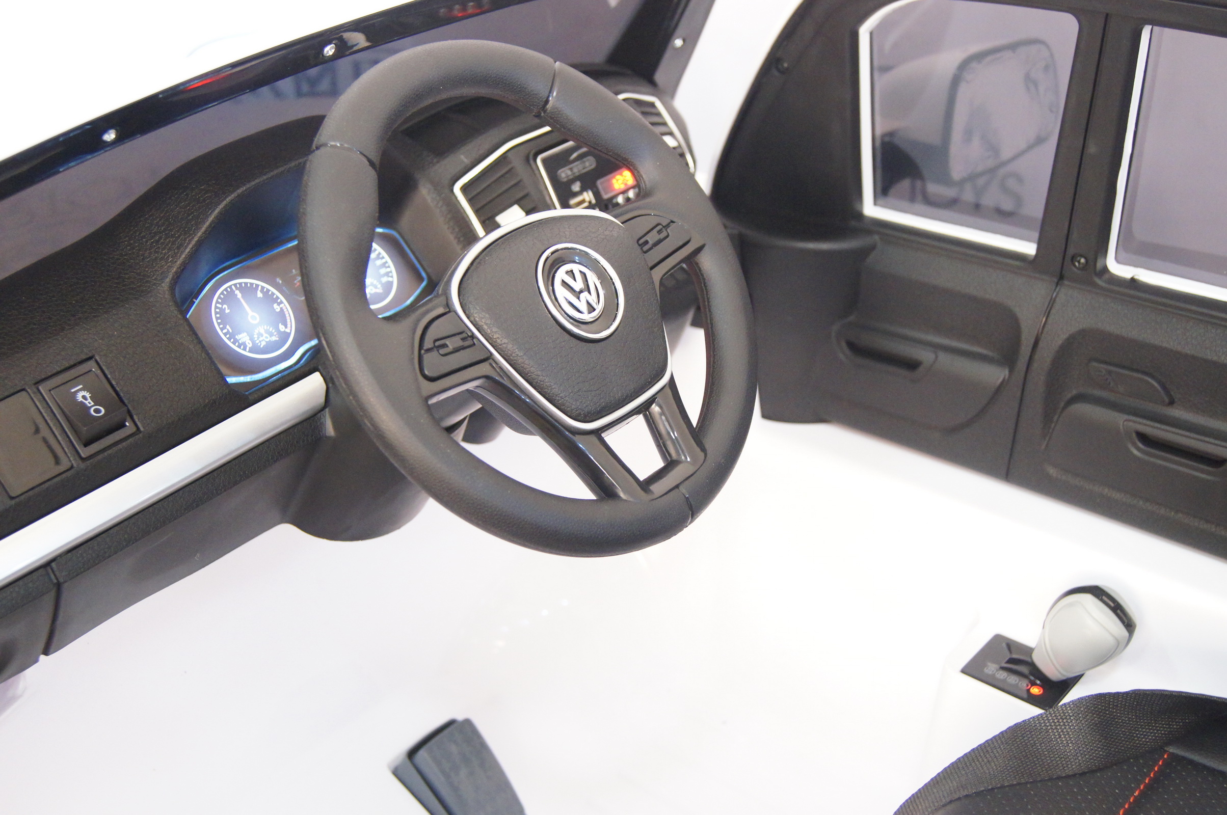����� �������� ������������� RiverToys Volkswagen Amarok M999MM (��������) ������ �����