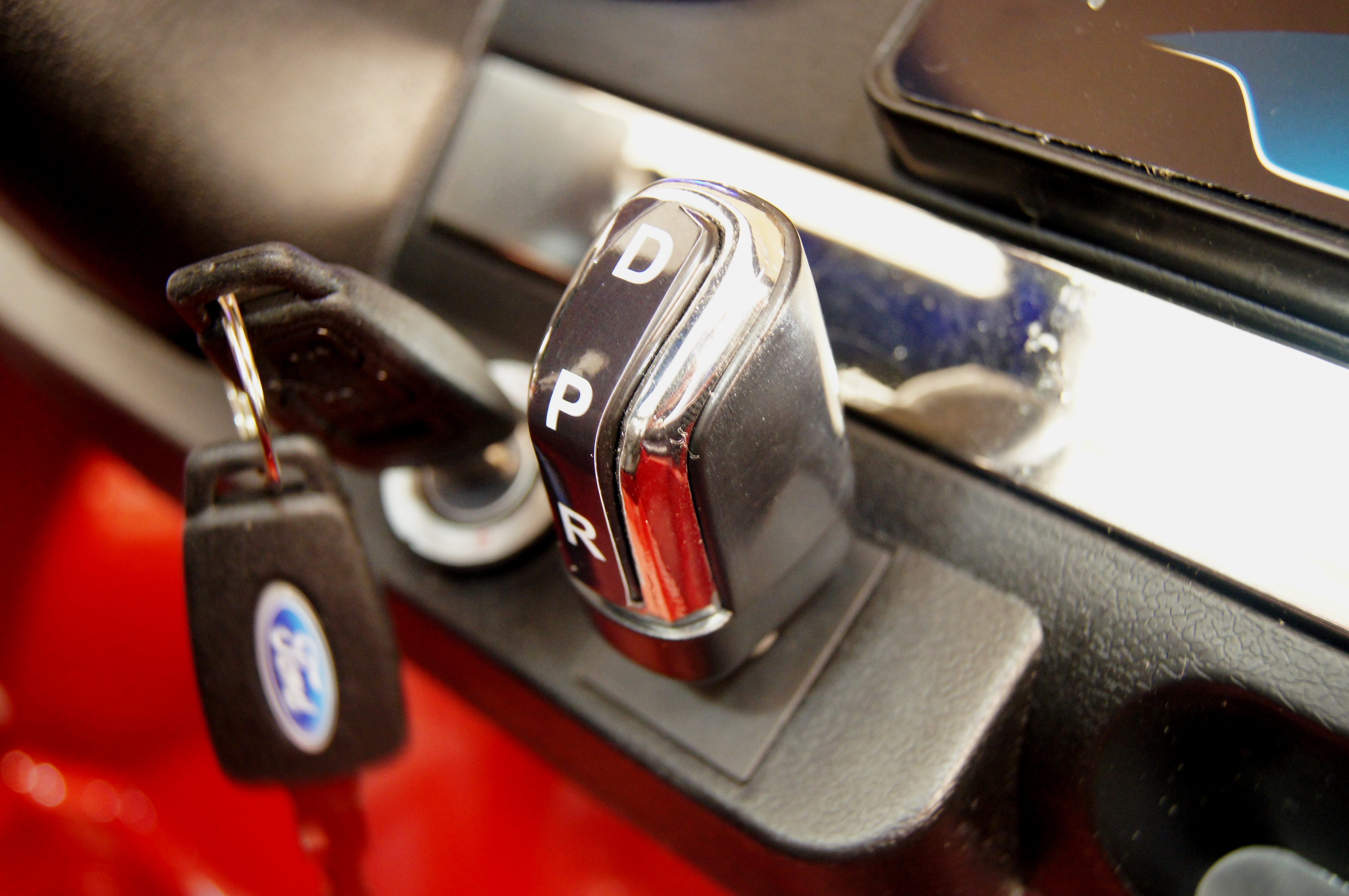 ������� ������� �������� ������������� RiverToys New Ford Ranger 4WD (��������) ������� ������